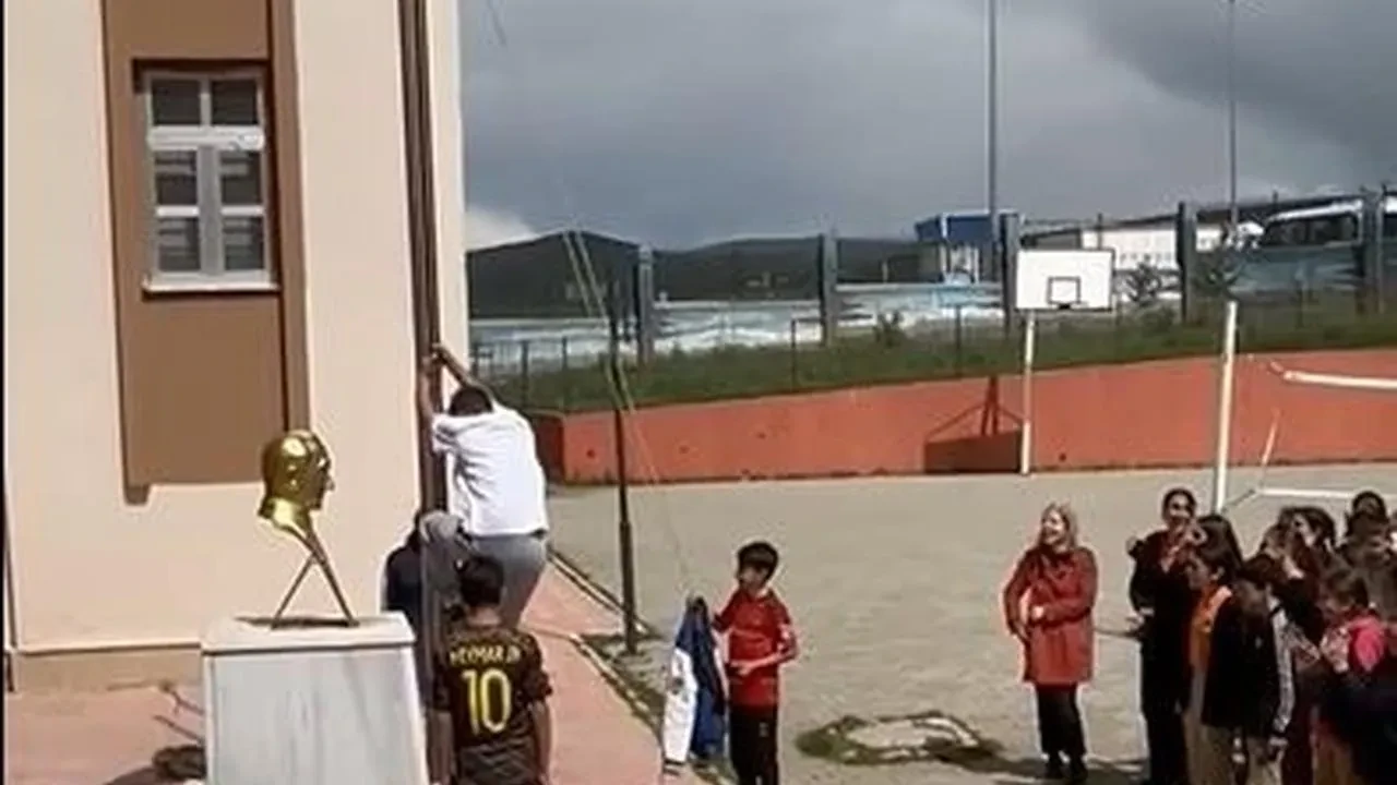 Ardahanlı öğretmen direğe tırmanıp Türk bayrağını kurtardı