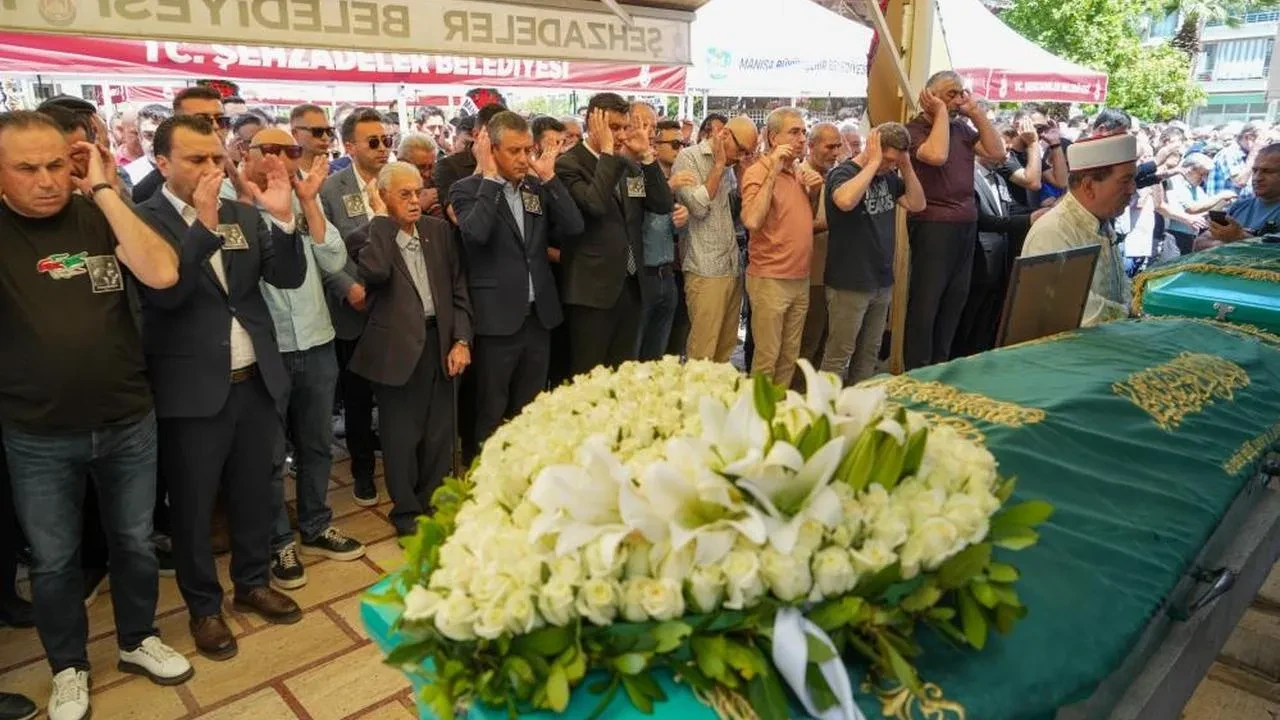 CHP Lideri Özel Manisa'da cenaze törenine katıldı