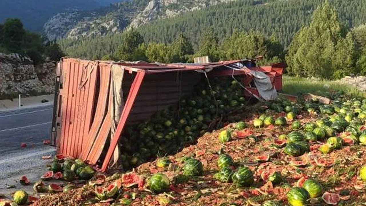 Antalya’da karpuz yüklü kamyon devrildi: Tonlarca karpuz yol kenarına savruldu