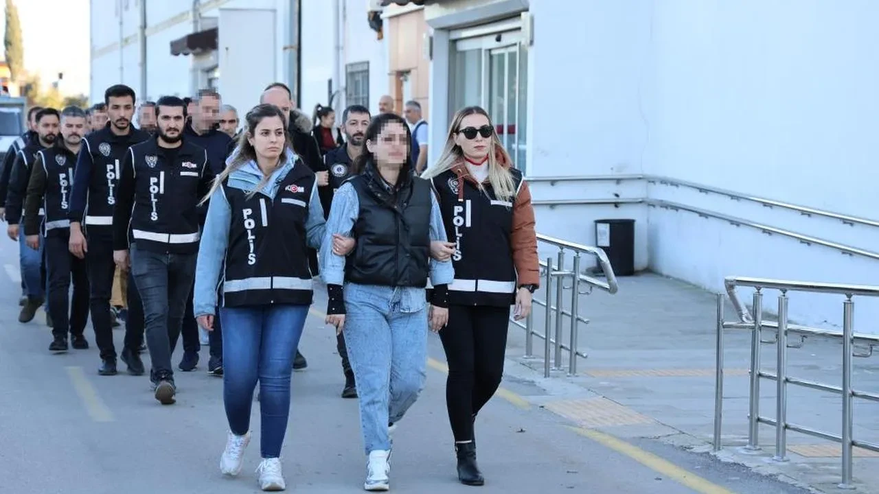 Rüşvet ve ihale yolsuzluğu davasında son gelişmeler: Adana'da 12 sanık yargılanacak