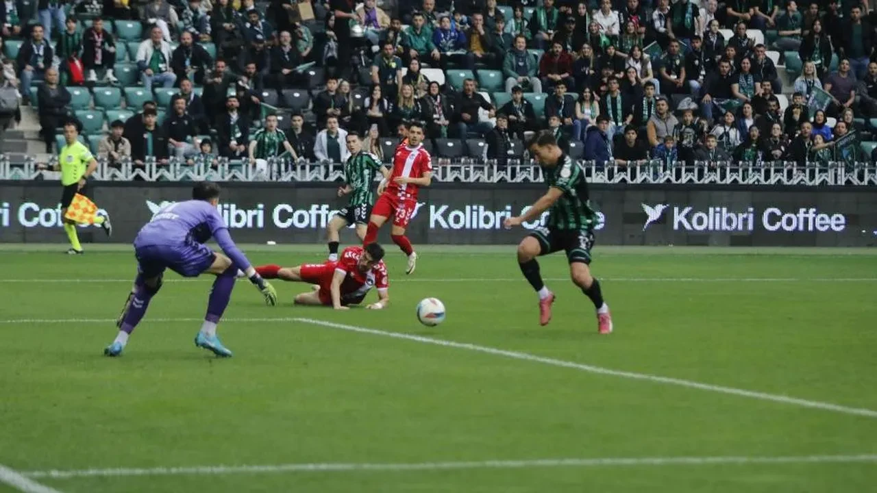 Kocaelispor, Şampiyonluk kutlamalarına kendi sahasında golleriyle başladı