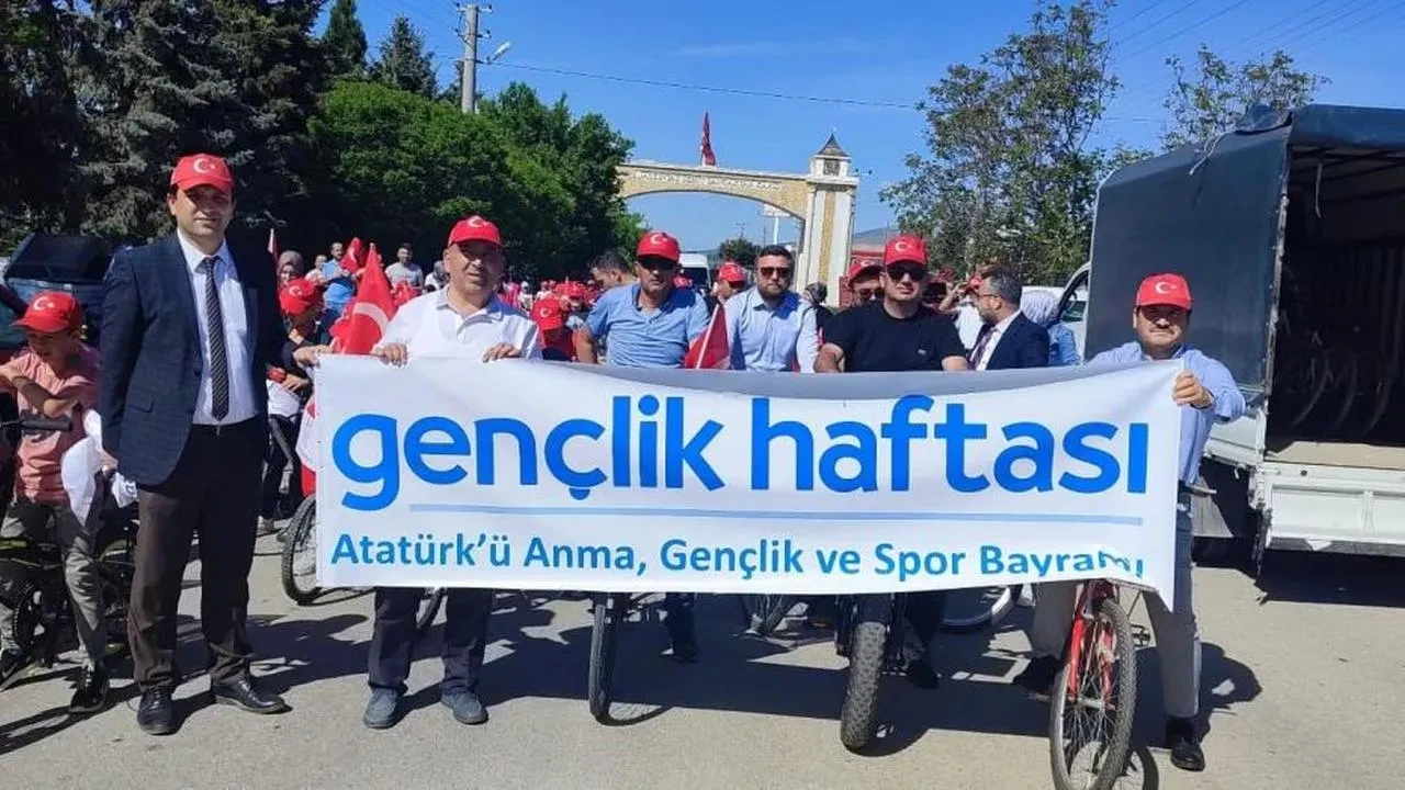 Altıntaş'ta Gençlik Haftası coşkuyla bisiklet turuyla kutlandı