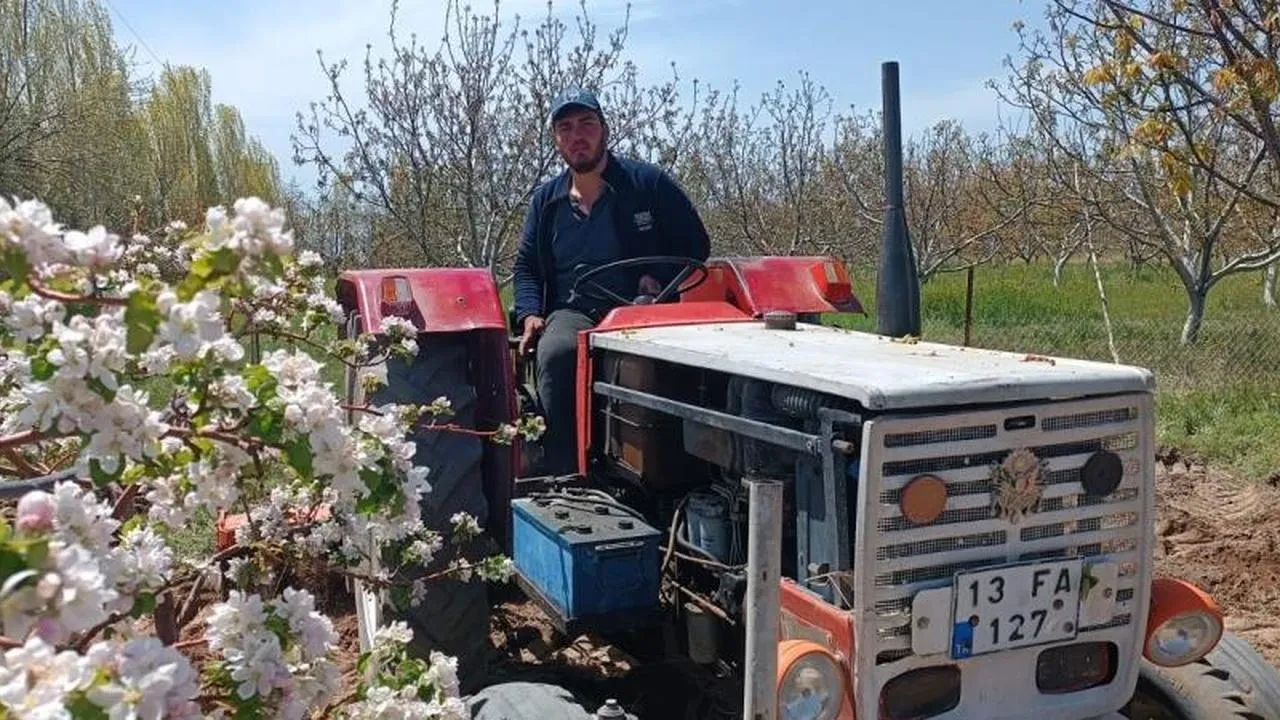 Adilcevaz’da bahçe çapalama dönemi: Baharın gelmesiyle bağ ve bahçelerde çapalama başladı