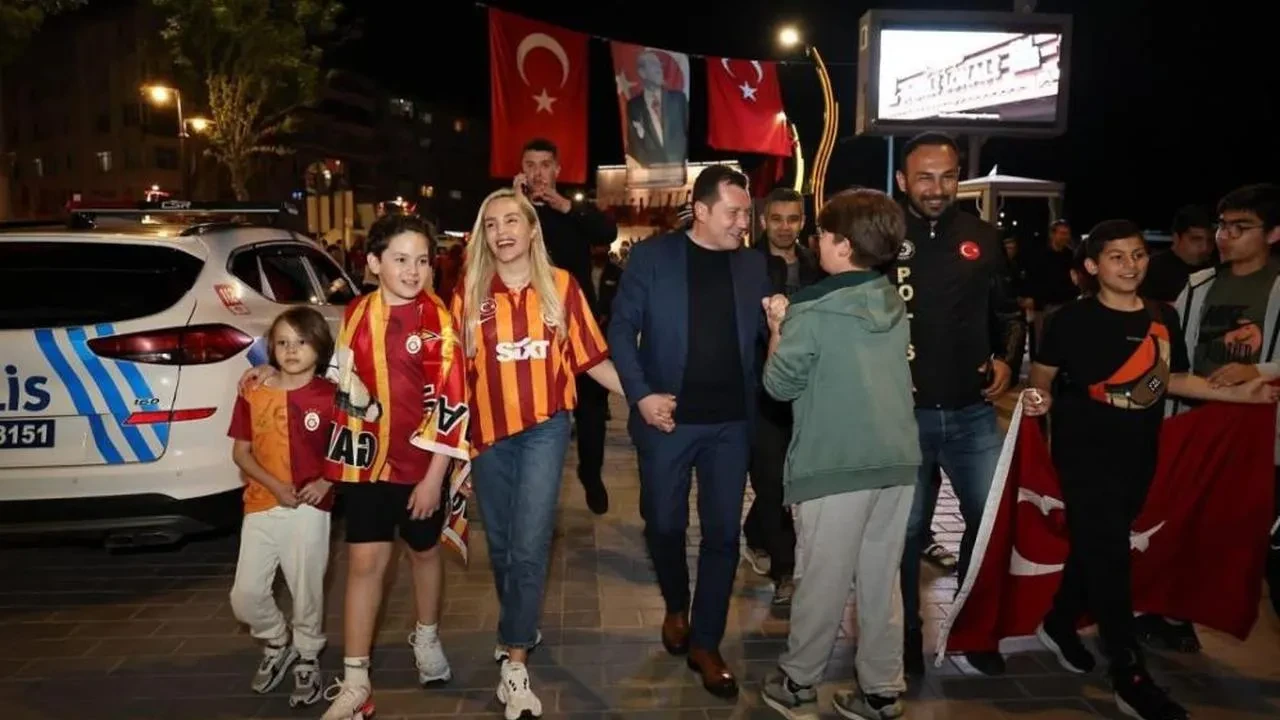 Silivri Belediye Başkanı Bora Balcıoğlu şampiyonluk kutlamalarına katıldı: Eşi ve çocuklarıyla kutlamalara katıldı