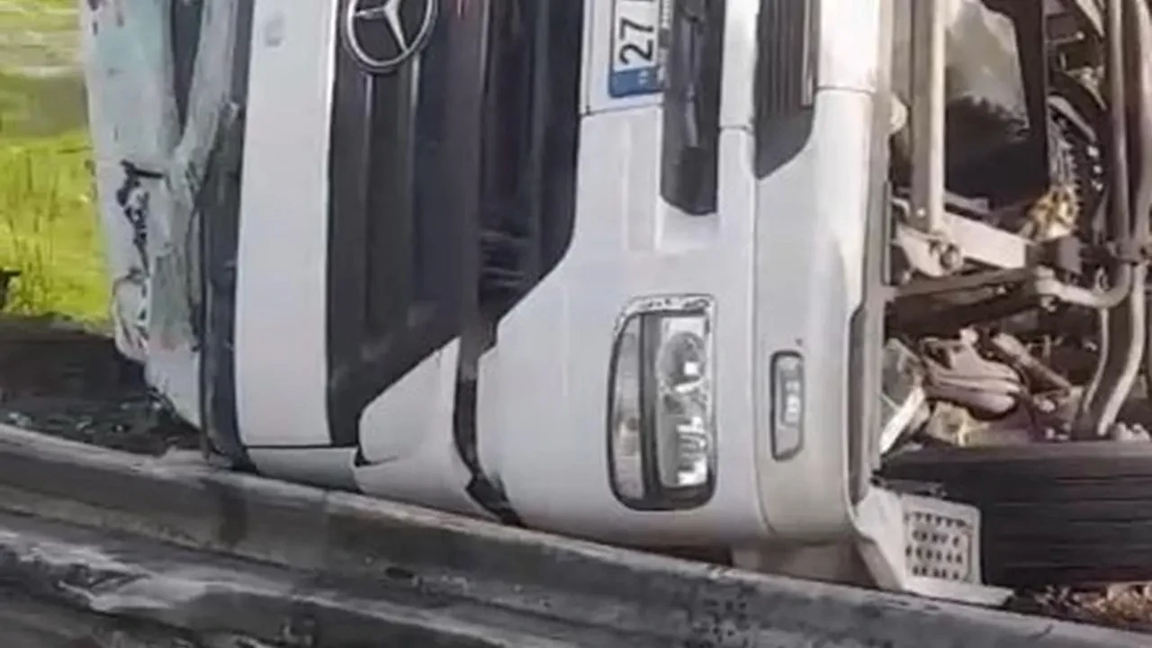 Tır şarampole devrildi! Sürücü hastaneye kaldırıldı, detaylar içeriğimizde