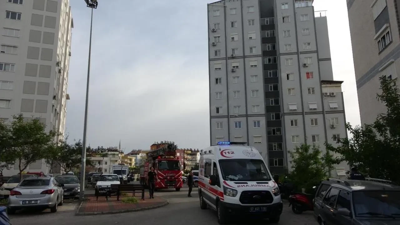 Manavgat'ta kadın apartman çatısına çıktı, ekipler zamanla yarıştı