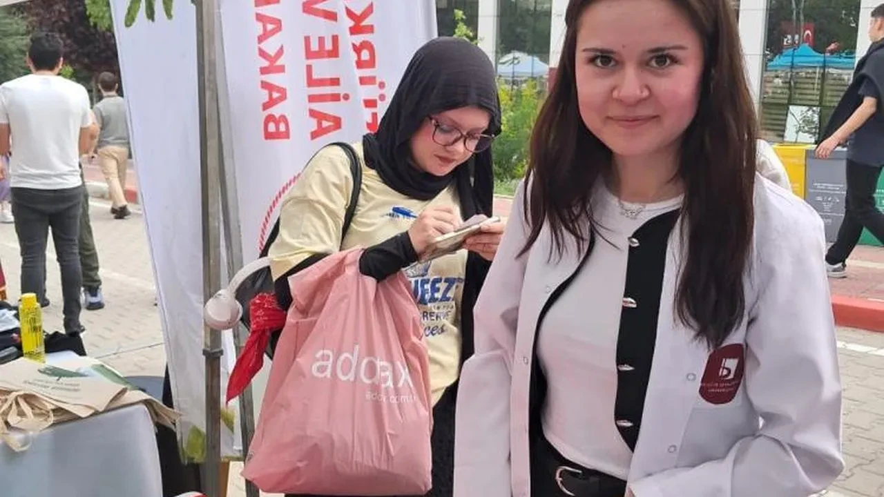 Bilecik'te 'Hayaller Kutusu' etkinliğiyle duygusal dilekler kutuya bırakıldı