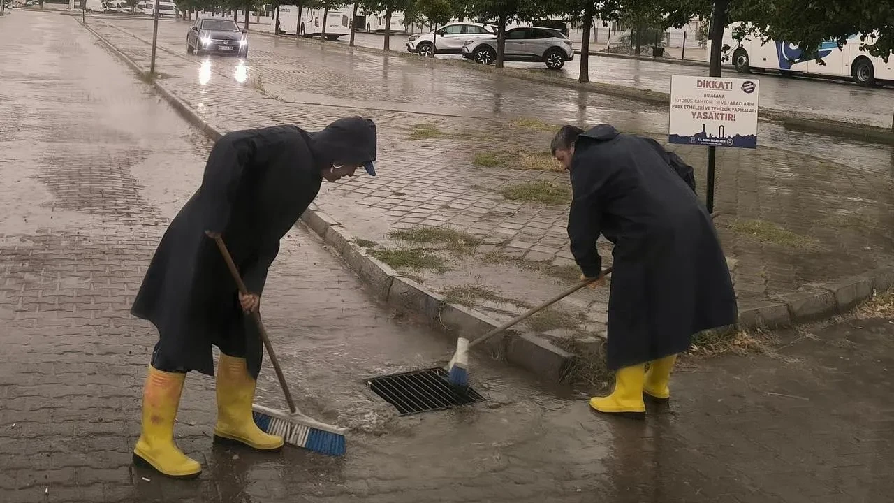Didim Belediyesi yağış öncesi mazgalları temizledi