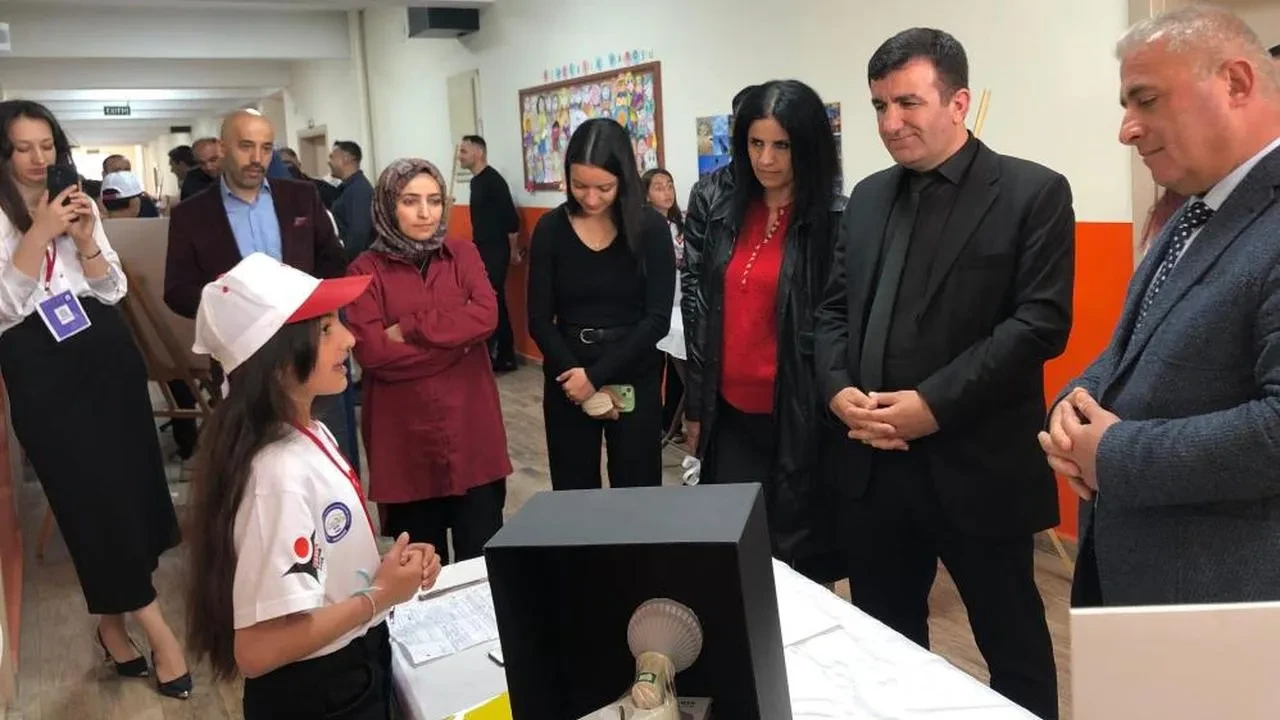 Hakkari SPK Ortaokulu'nda TÜBİTAK Bilim Fuarı: Öğrenciler bilimsel yeteneklerini sergiledi
