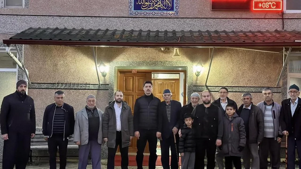 Kaymakam Kahraman, sabah namazında vatandaşlarla buluştu