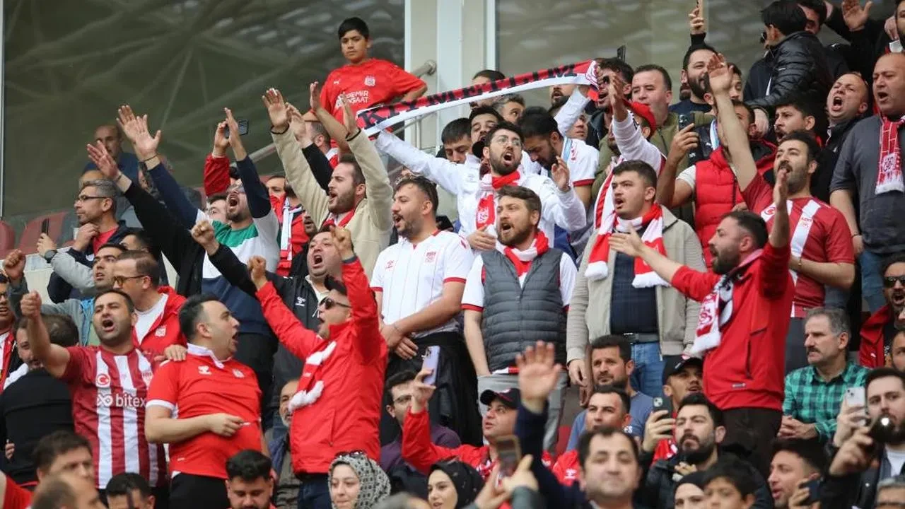 Sivasspor taraftarları tribünleri doldurdu: Maçta coşku dorukta