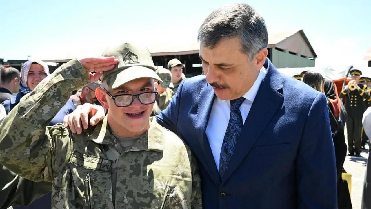 Erzurum'da 72 genç, bir günlüğüne Mehmetçik olup terhis belgelerini aldı