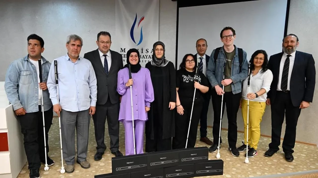 Manisa Celal Bayar Üniversitesi'nden anlamlı hediye: Görme engellilere WeWALK Akıllı Baston dağıtıldı