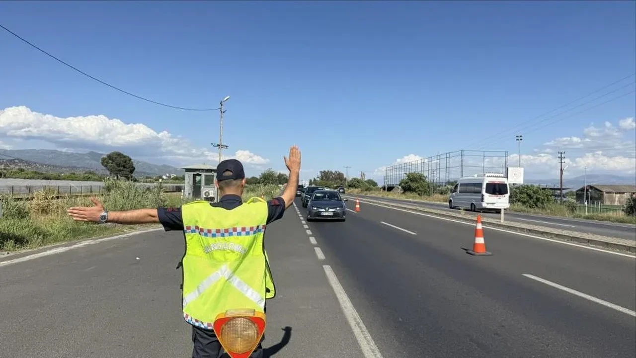 Efeler'de jandarmadan eş zamanlı şok uygulama: Çok sayıda araç ve şahıs denetlendi