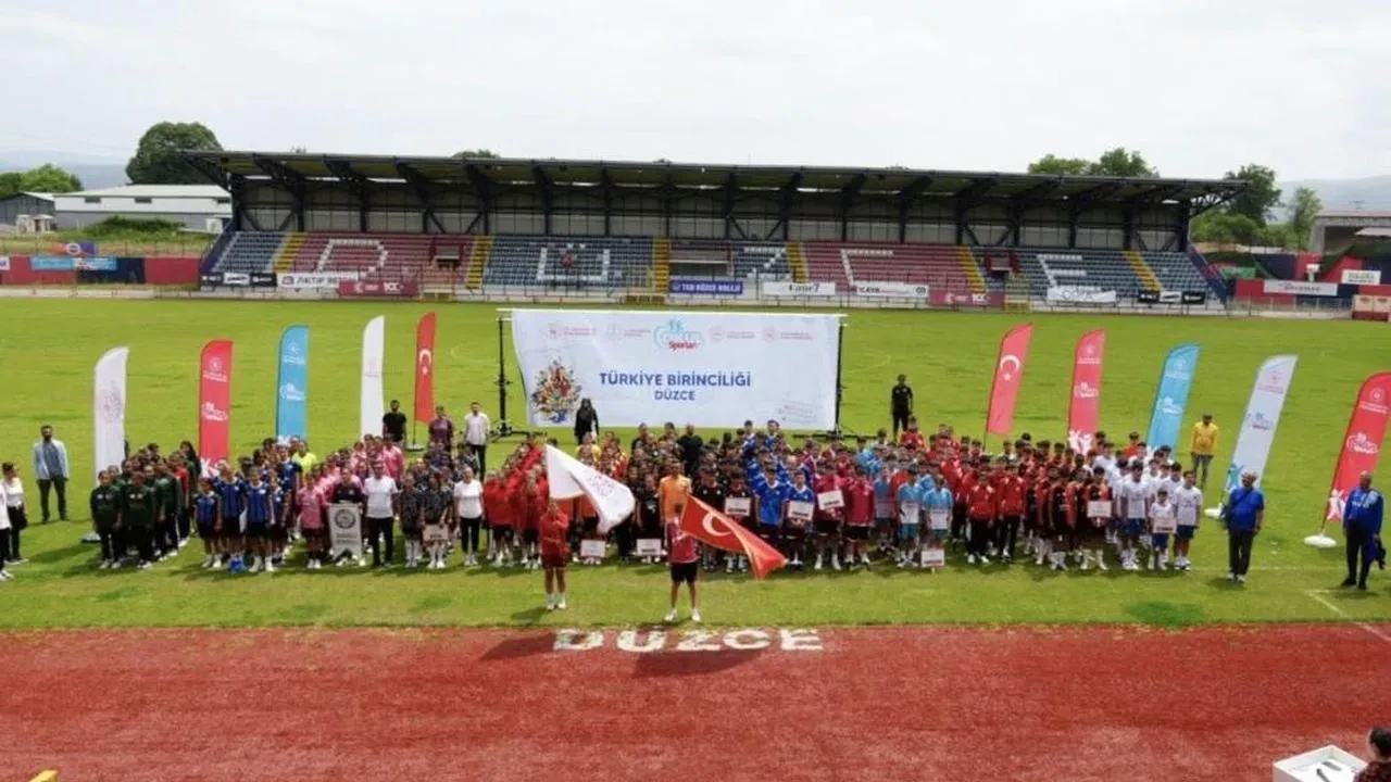 Düzce'de Okul Sporları Futbol Yıldızlar şampiyonası başladı