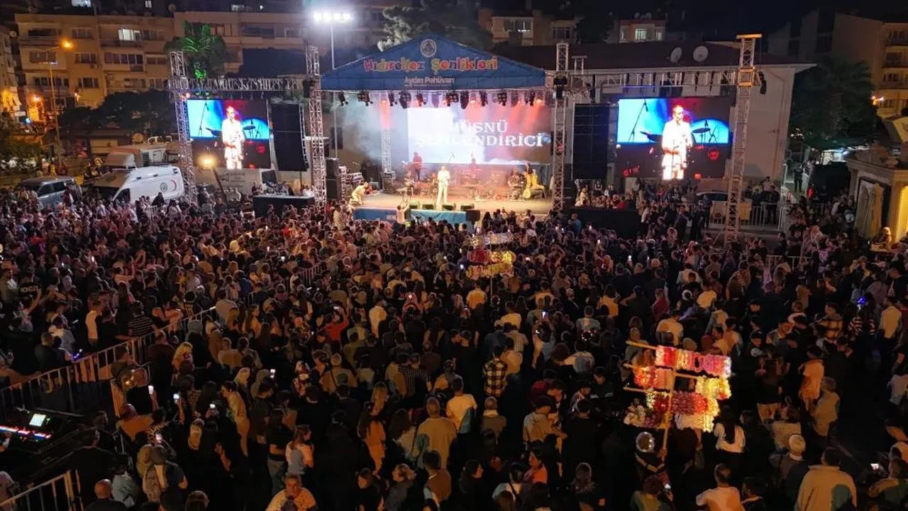 Menemen'de Hıdırellez coşkusu! Hüsnü Şenlendirici sahnede, yarışmalar ve konserlerle dolu bir gece