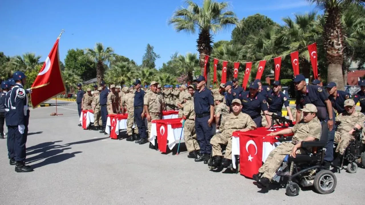 Engelli bireyler üniforma giyip yemin etti: Aydin'da temsili askerlik töreni