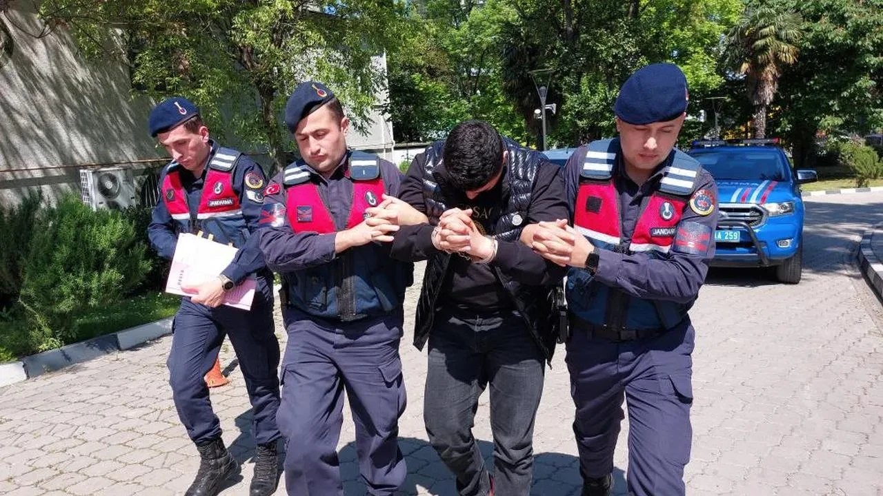 Samsun'da uyuşturucu ticareti yapan B.T. evinde yakalandı! 3 bin 526 sentetik hap ele geçirildi