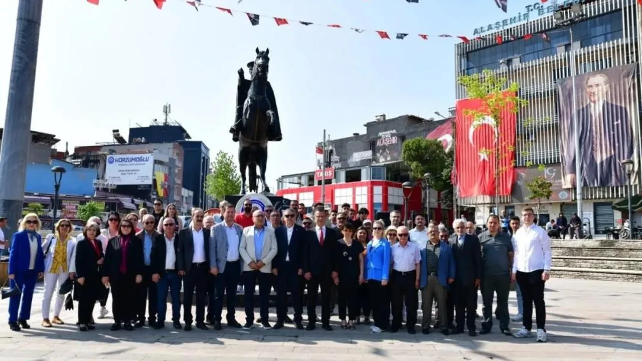 Manisa'nın ilçelerinde 19 Mayıs coşkusu: Törenlere vatandaşlar büyük ilgi gösterdi
