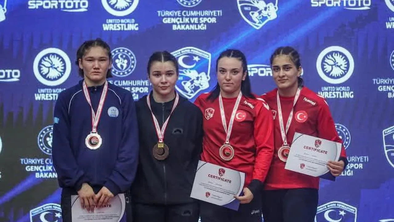 Taşoluk Belediyesi Spor Kulübü’nden uluslararası zafer: Afyonkarahisarlı sporcular 3 madalya kazandı