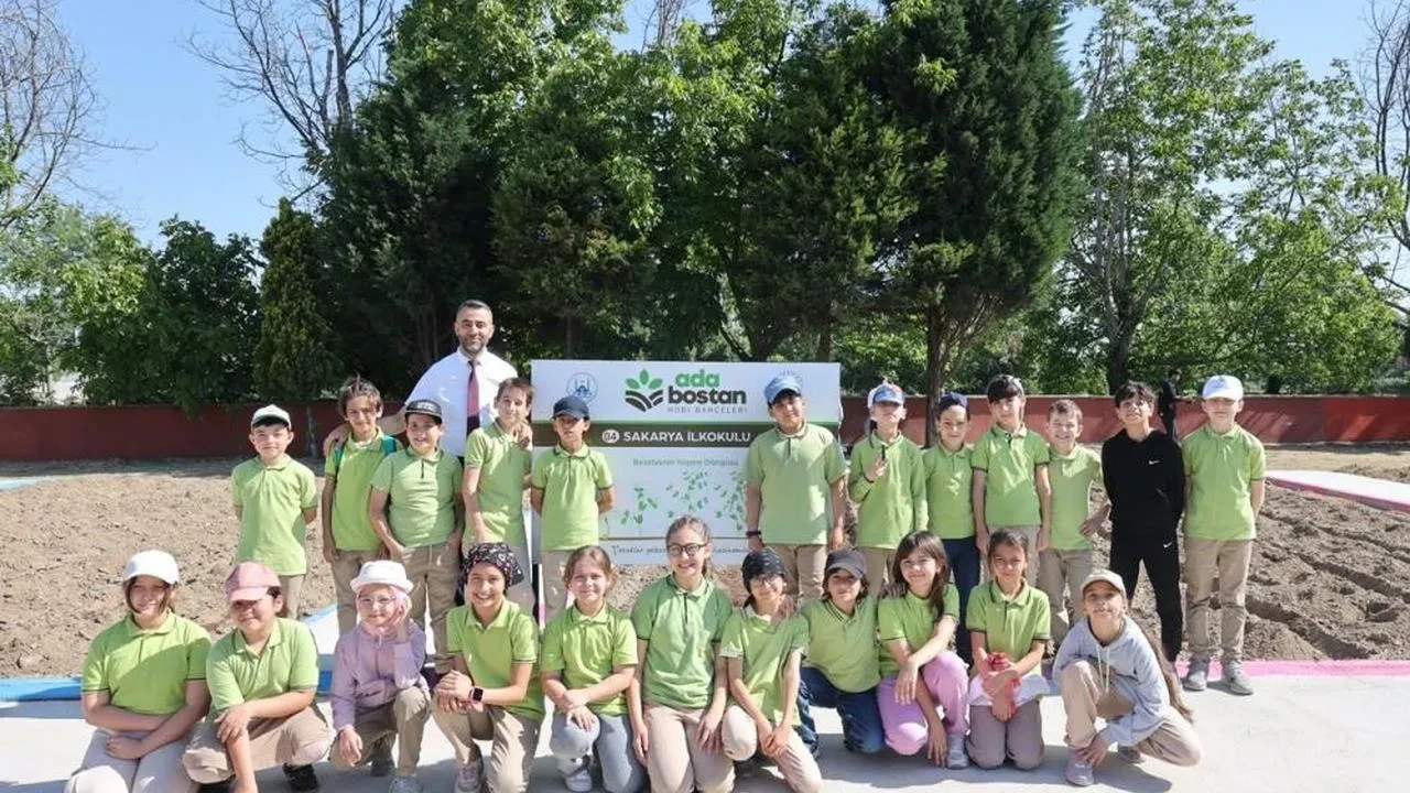 Adapazarı'nda öğrenciler Ada Bostan Hobi Bahçeleri'ne fide dikti