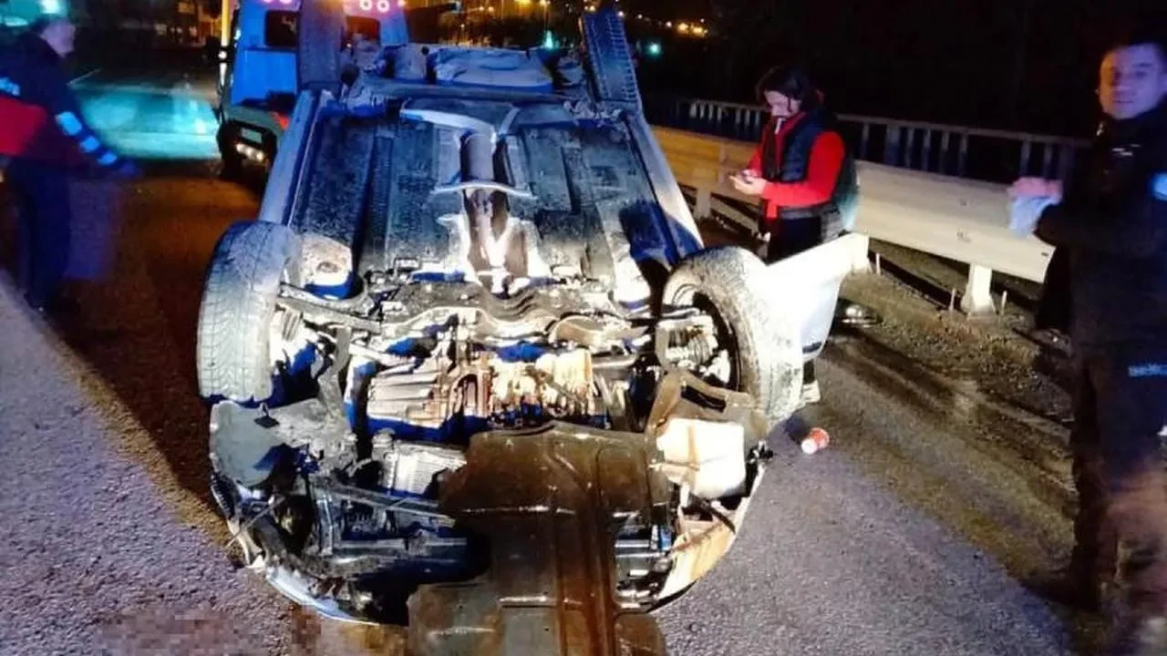 Otomobil köprü üzerinde takla attı: Sürücü yara almadan kurtuldu