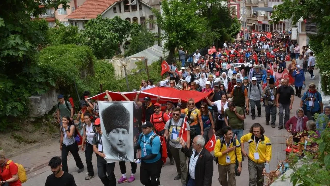 Tarihi İstiklal Yolu'nda muhteşem yürüyüş başlıyor