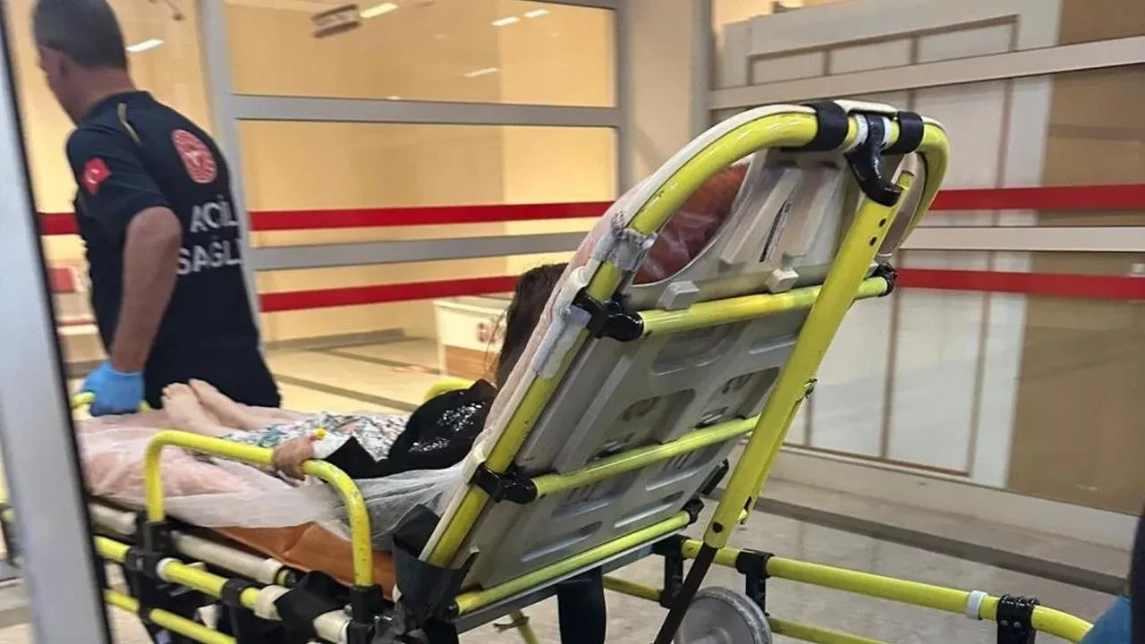 Adıyaman'da otomobilden düşen 6 yaşındaki Meryem A.'nın sağlık durumu merak ediliyor