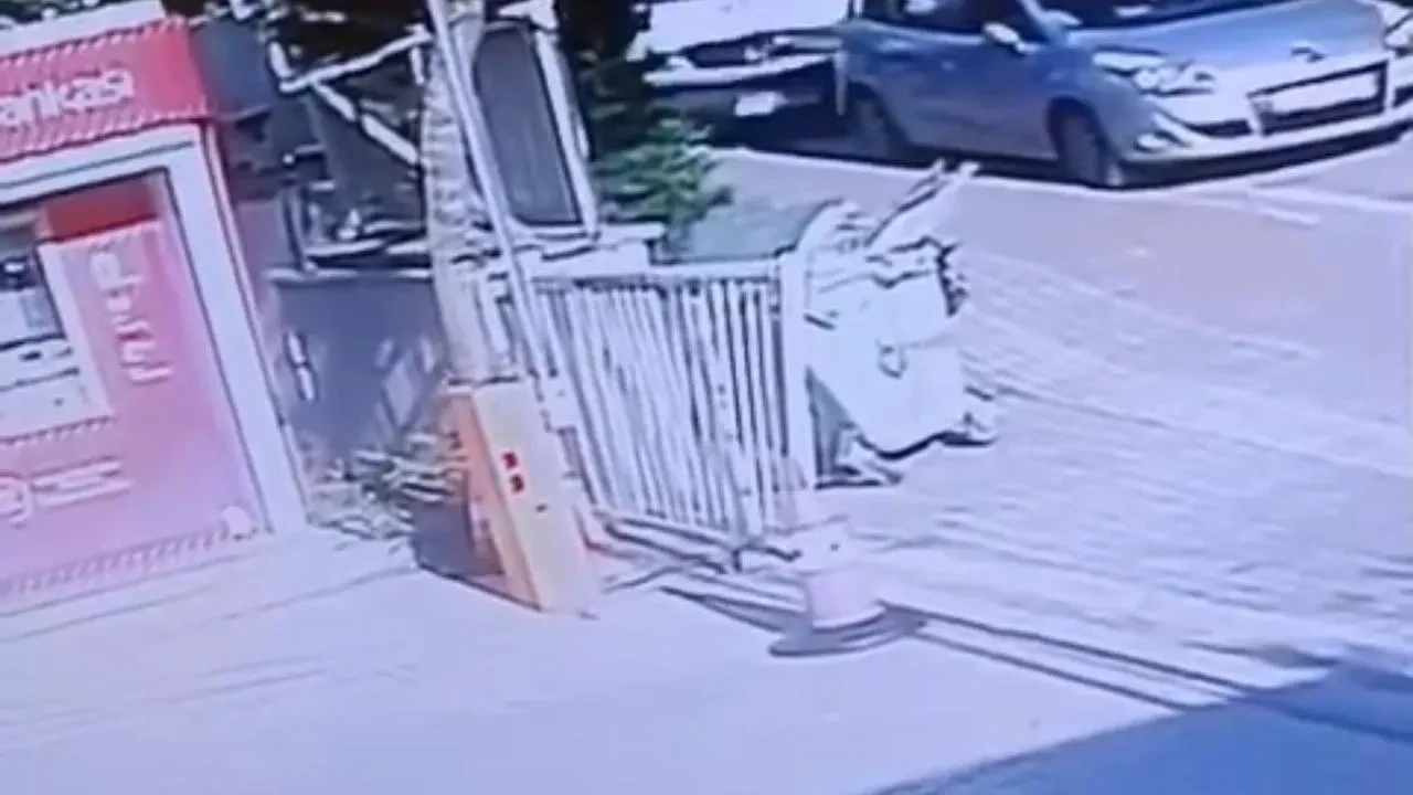 Bursada ATM önünde servis minibüsü yayayı ezdi