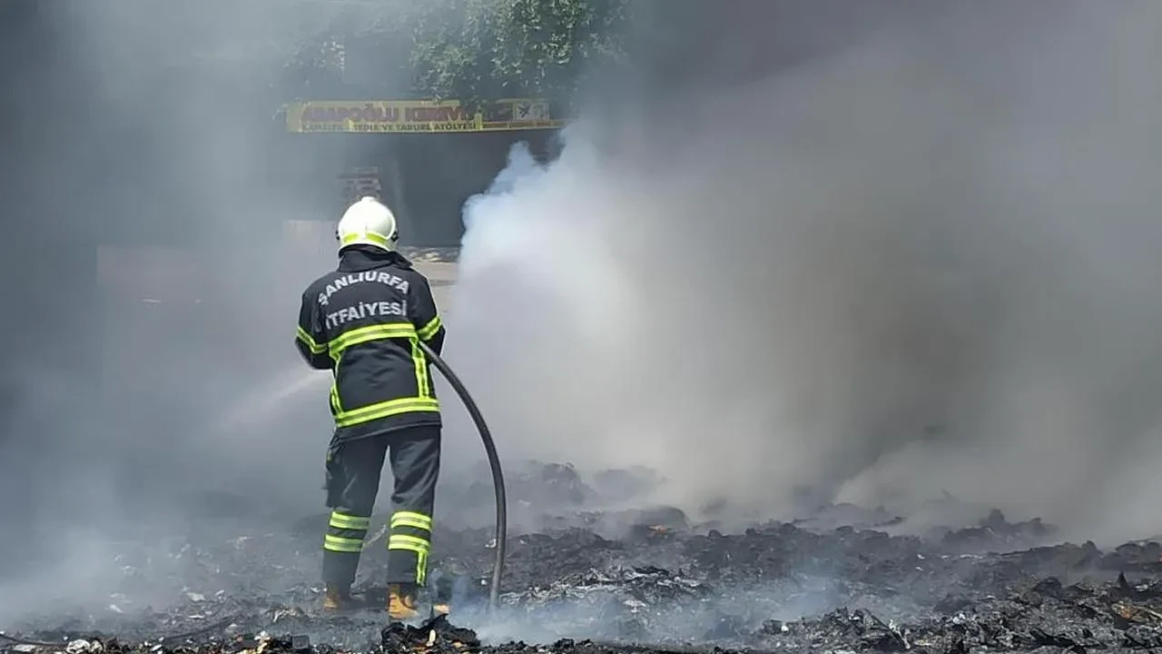 Şanlıurfa'da korkutan yangın: Atık maddelerin toplandığı alanda yangın çıktı