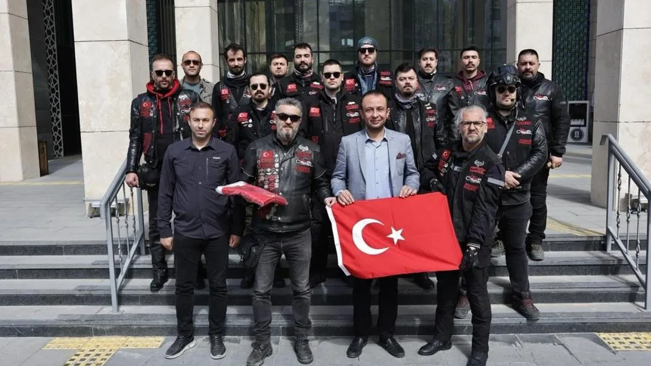 Kütahya'dan Ankara'ya anlam dolu bayrak yolculuğu! Gençler vatan sevgisini pekiştirmek için yola çıktı