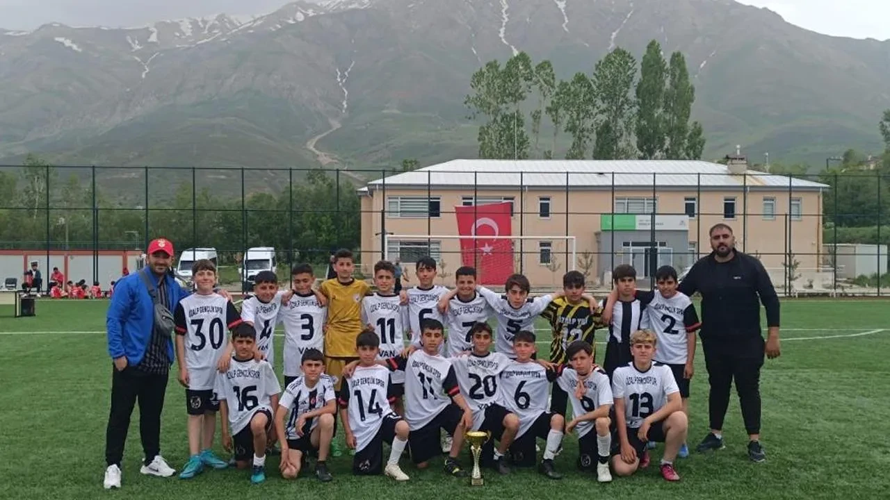 Genç yıldızlar sahne aldı: Özalp Gençlikspor U12, Gevaş Turnuvası'nın şampiyonu oldu