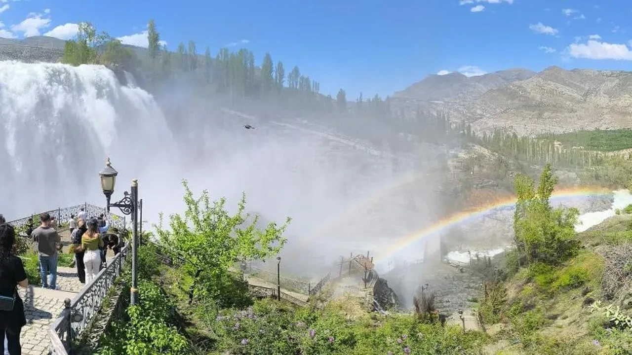 Tortum Şelalesi coştu: Baharın gelişiyle görsel şölen başladı