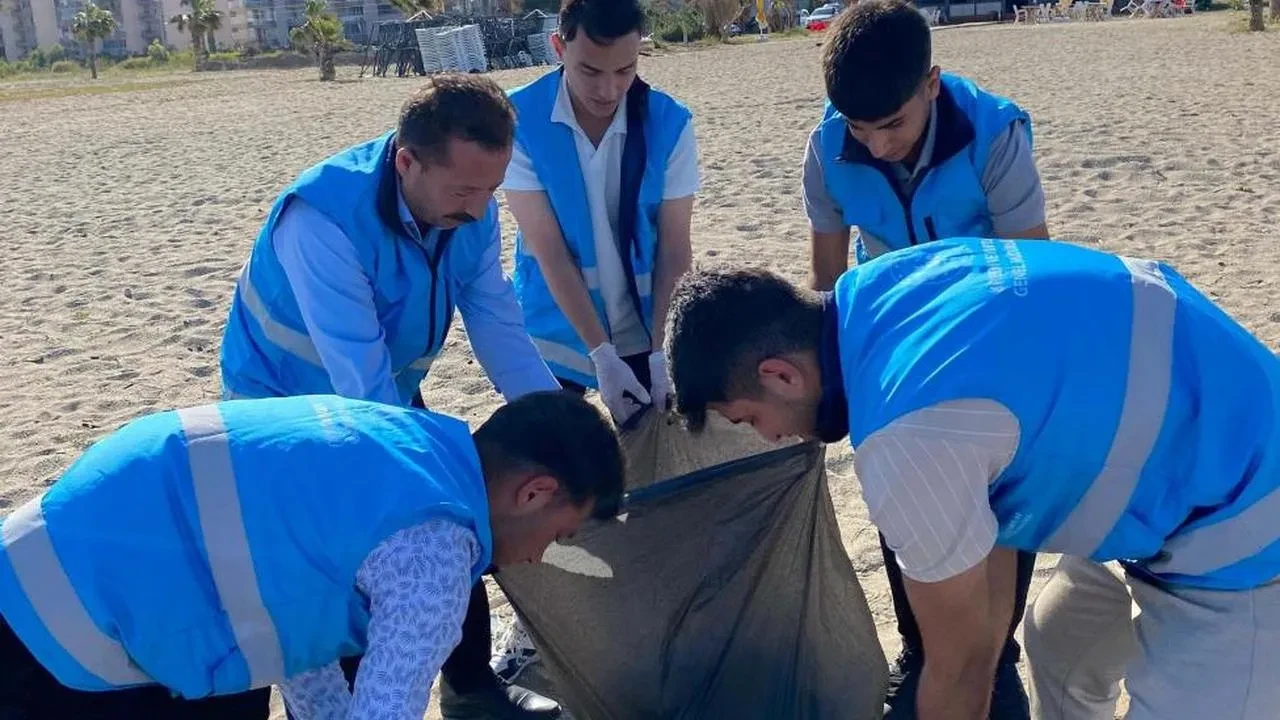 Anamurlu gençler sahil temizliği yaptı: Diyanet İşleri Başkanlığınca örnek çevre etkinliği yapıldı