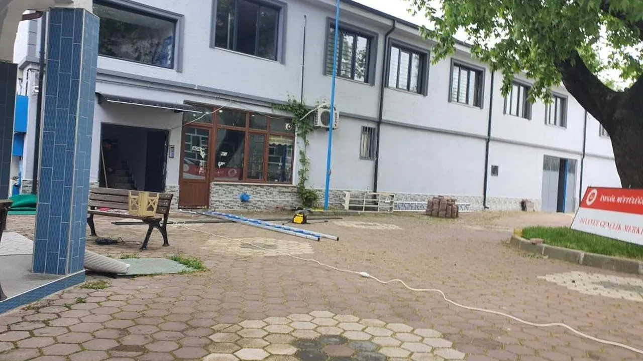 İnegöl'de cami görevlisinin tabela kazası: 3 metreden düştü