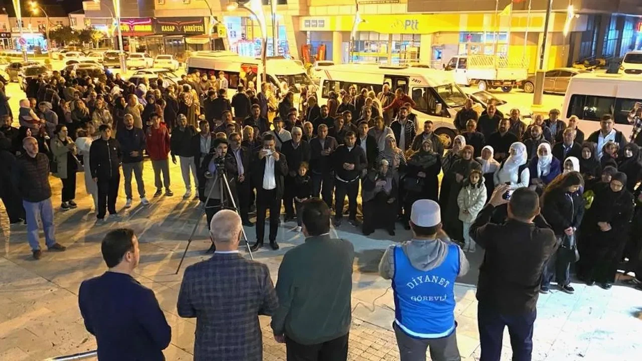 Konya'nın Kulu ilçesinden 55 hacı adayı kutsal topraklara dualarla uğurlandı
