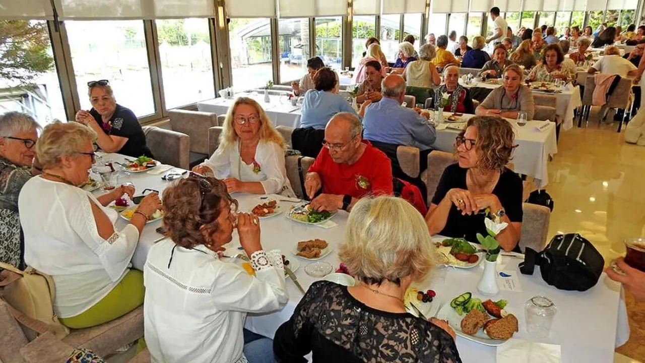 Dalyanım Derneği'nden anlamlı dayanışma kahvaltısı: "Yılın Annesi" Esra Kuşçu ödülle taçlandı
