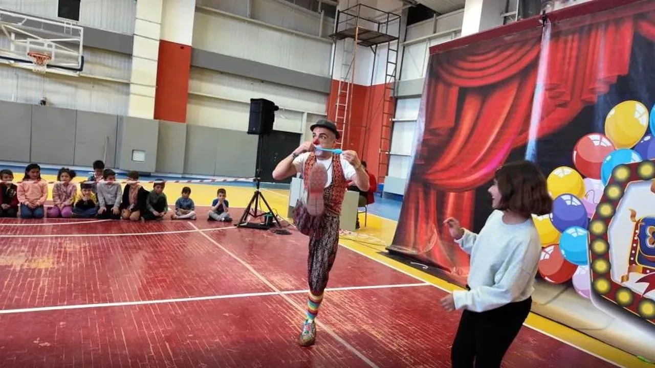 Madagaskar sirki Erciş'te: Ailelerin büyülendiği akrobasi gösterisi