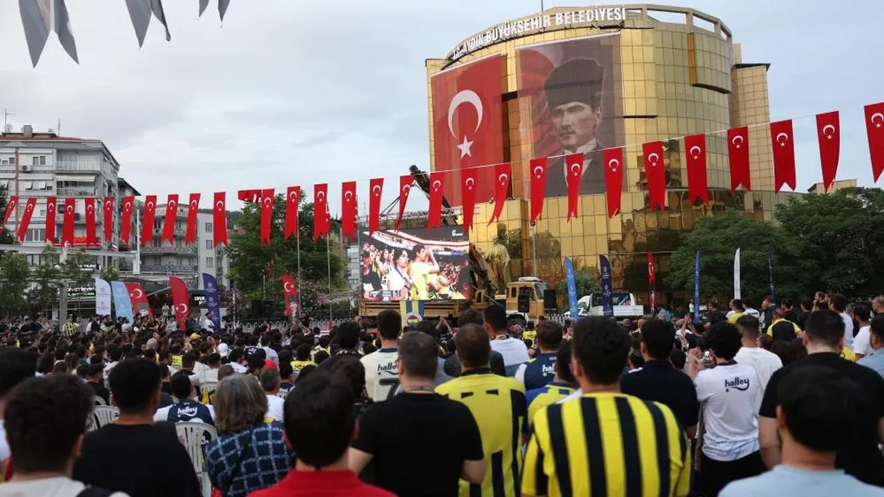 Aydınlı Fenerbahçeliler EuroLeague zaferini meydanda kutladı