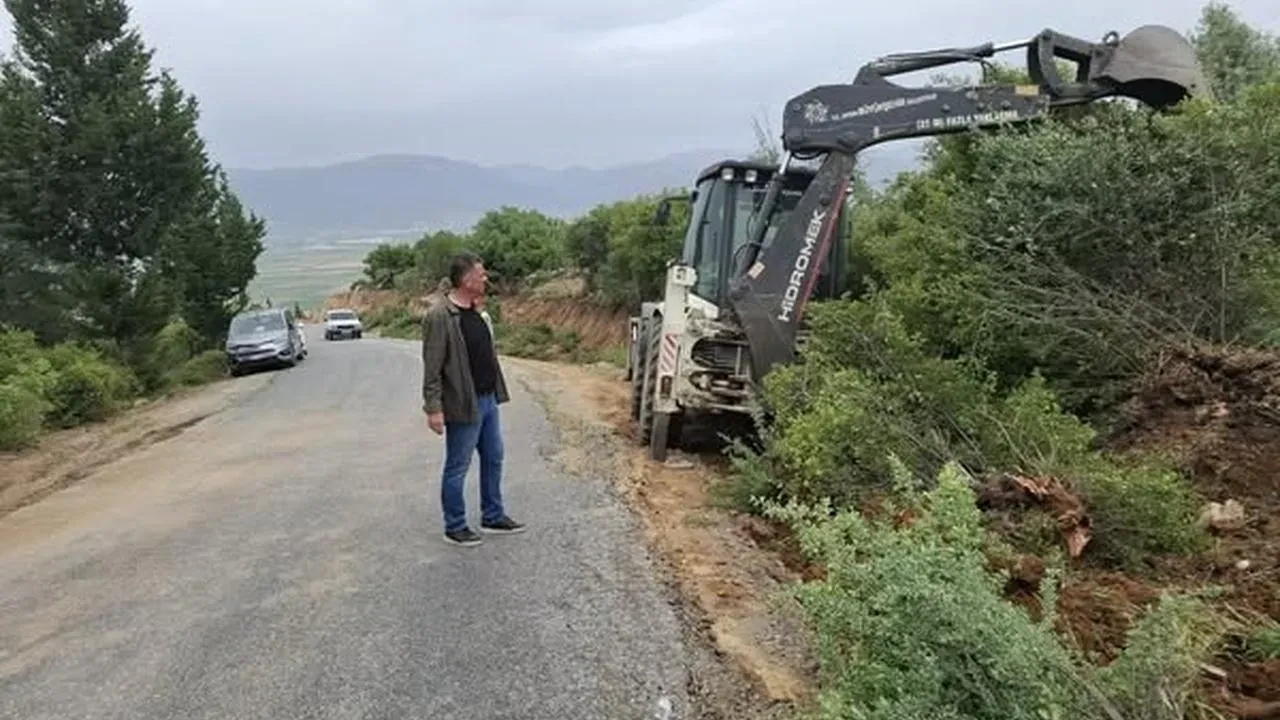 Aydın'ın Yenipazar ilçesinde yol genişletme çalışmaları hız kesmeden devam ediyor! Ulaşım konforu artacak