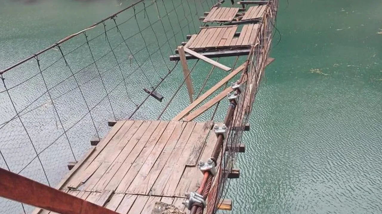 Elazığ'daki fırtına, Golan kaplıcalarındaki köprüyü kullanılamaz hale getirdi