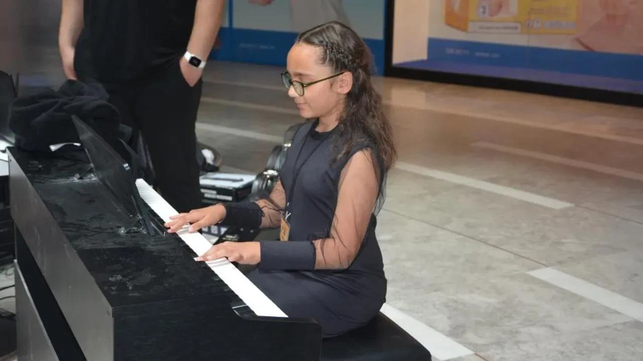 Kültür Şenliği'nde çocuklardan unutulmayacak performans: Afyonkarahisar'da piyano gösterisi damga vurdu