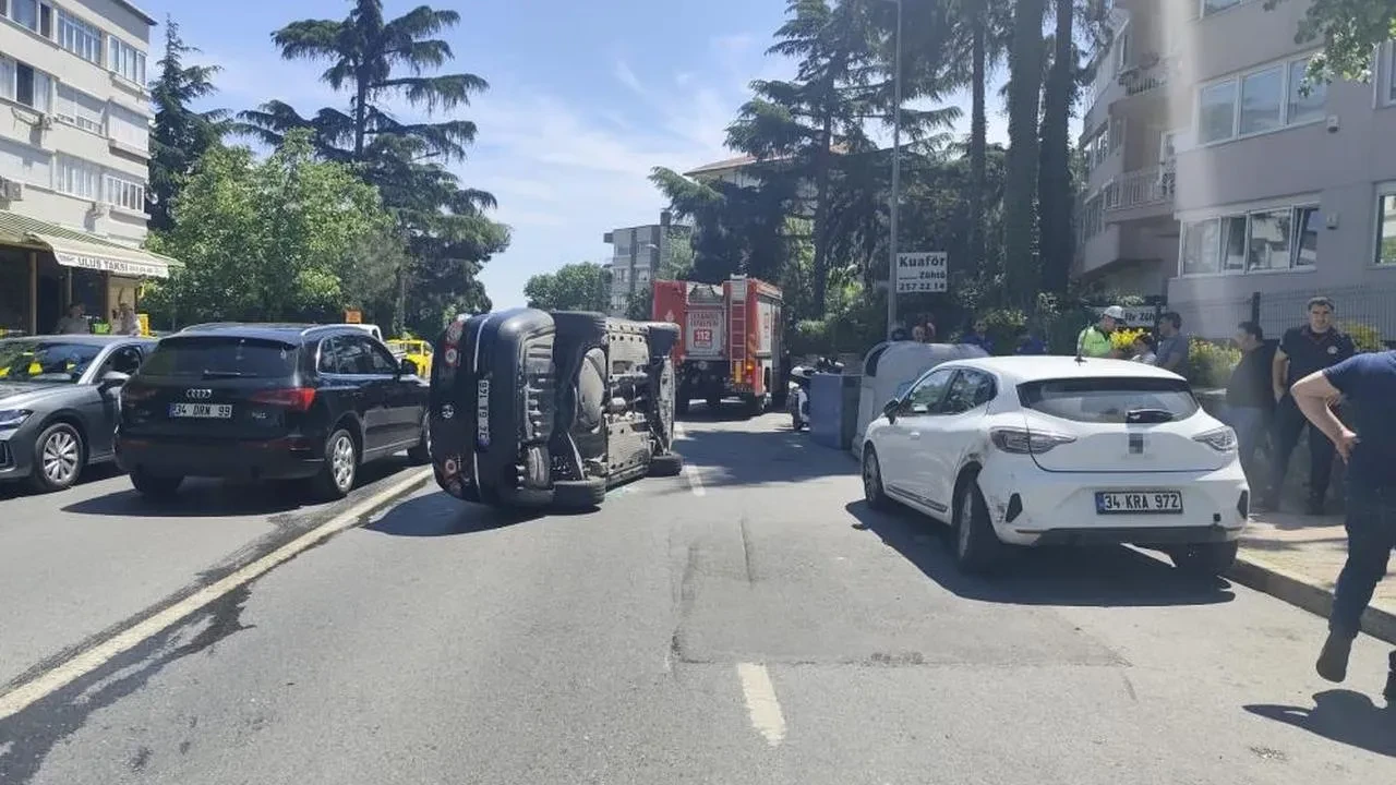 Beşiktaş'ta Park Halindeki Araca Çarpan Otomobil Yan Yattı
