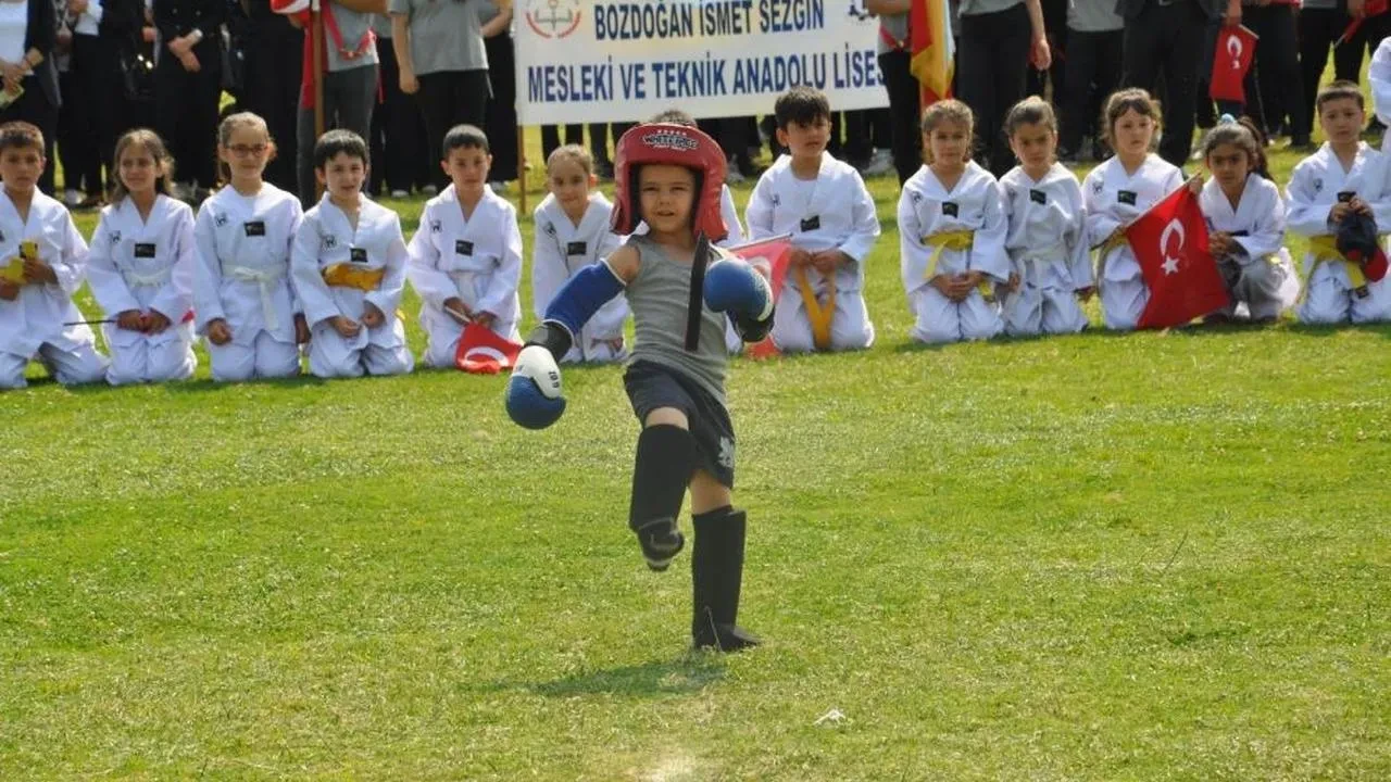Bozdoğan'da 19 Mayıs coşkusu: Gençler koşu yarışlarıyla bayramı kutladı