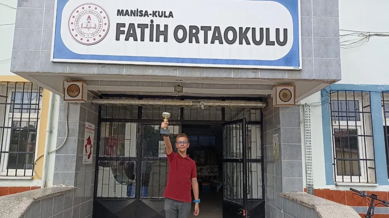 Manisalı Musab Bera bursluluk sınavında Türkiye birincisi oldu