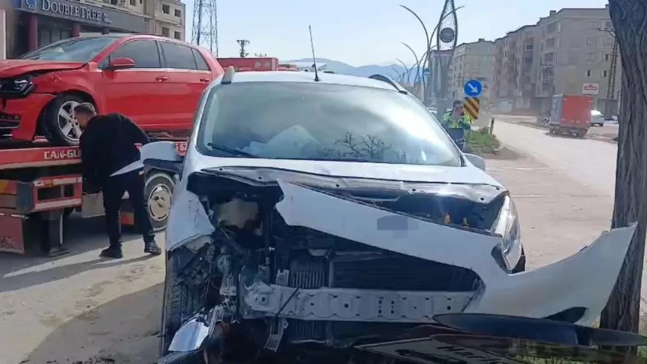 Yüksekova'da otomobille hafif ticari araç çarpıştı: 2 yaralı