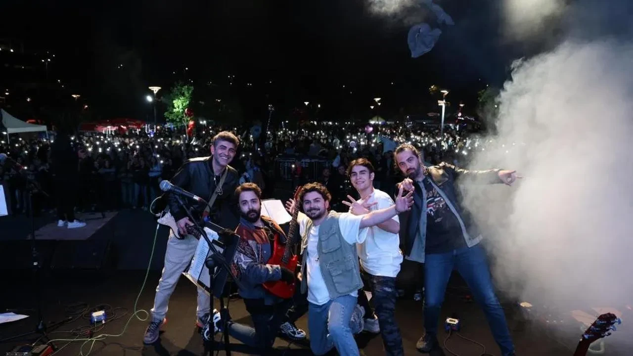 DÜFest 2025'te öğrencilerin renkli performansı! Rektör Sözbir'den coşkulu teşekkür mesajı