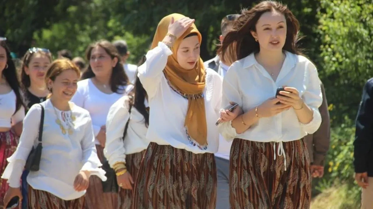 Muratlar köyü Aşıklar Sokağı'nda gençler umut dolu buluşmalar yapıyor