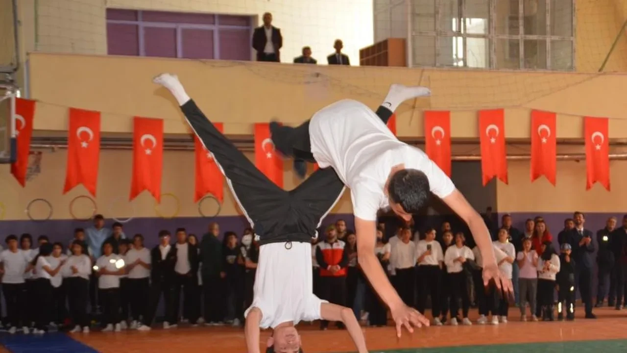 Sarıkamış'ta 19 Mayıs coşkusu: Gençler gösterileriyle göz doldurdu