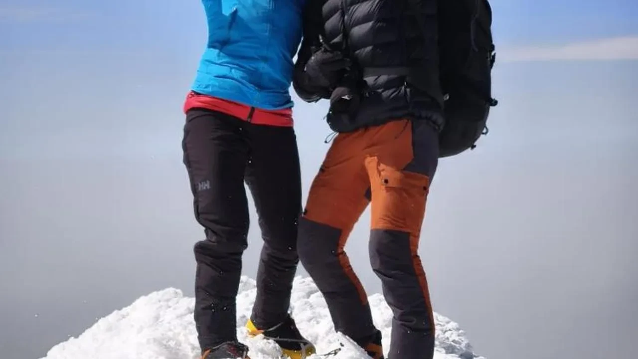 Ağrı Dağı'nda zirve heyecanı: 4600 rakımda kayak yapan dağcılar ile doğa tutkunları buluştu